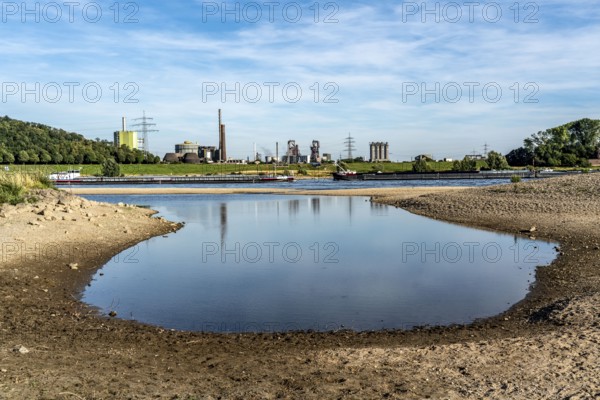 Low water level on the Rhine, banks dry up, sandbanks in the river, shipping can only navigate with