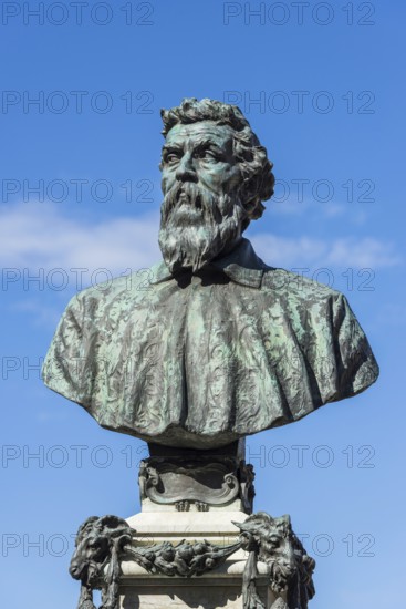 Benvenuto Cellini bust on the Ponte Vecchio, monument, sculpture, culture, Florence, Italy, Europe