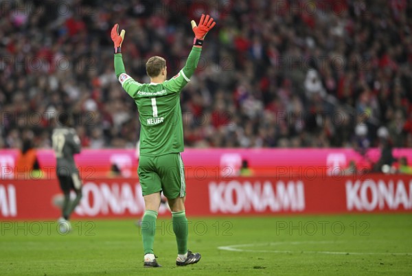 Goalkeeper Manuel Neuer FC Bayern Munich FCB (01) from behind, gesture, gesture, Allianz Arena,