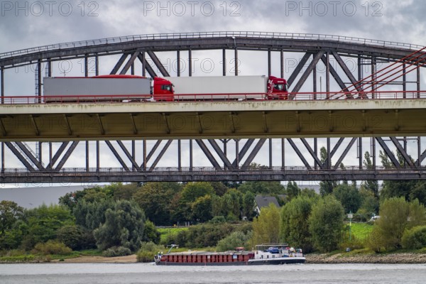 The Beeckerwerth Rhine bridge of the A42 motorway, truck traffic, behind it the Haus-Knipp railway