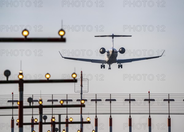Aircraft approaching the main runway south, 05R/23L, runway lighting, approach aids, at Düsseldorf