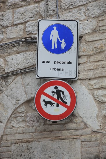 Pedestrian zone and no dogs sign, historic centre of Assisi, Umbria, Italy, Europe