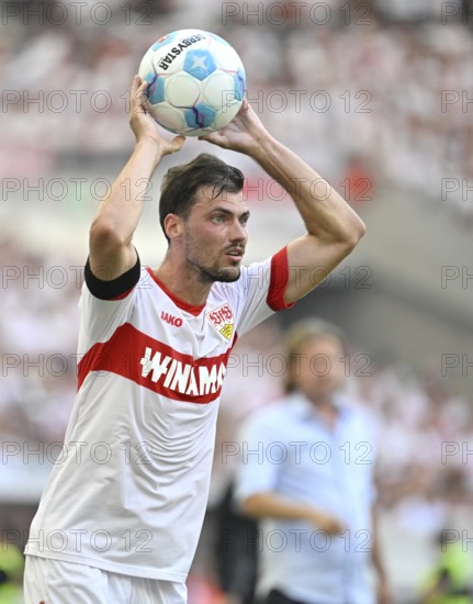 Pascal Stenzel VfB Stuttgart (15) Throw-in, Action, MHPArena, MHP Arena Stuttgart,