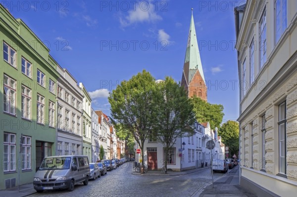 Houses in street Weberstrasse, Weberstraße and St. -Aegidien-Kirche, Aegidienkirche in the city