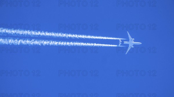 Airbus A350 aircraft in the sky, contrails, Lufthansa flight from Los Angeles to Munich, overflight
