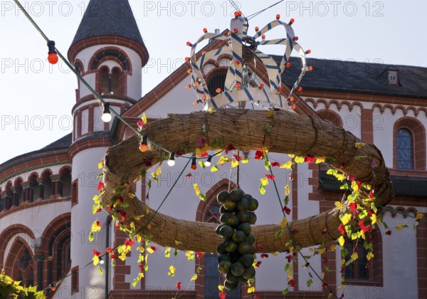 Sculpture modelled on a harvest crown, market square, Bacharach, UNESCO World Heritage Upper Middle