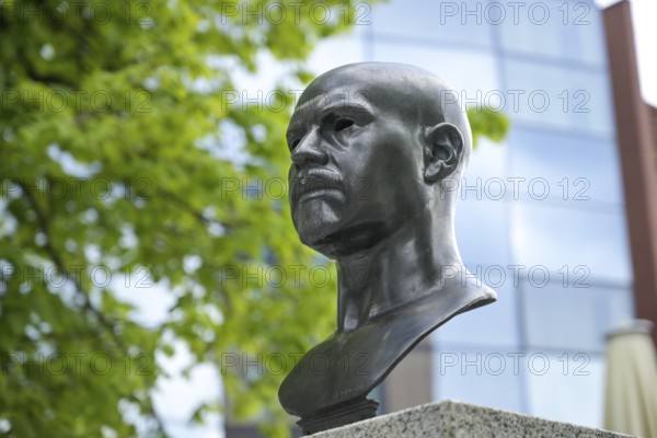 Bust of Walther Rathenau, Street of Remembrance, Spreebogen, Moabit, Mitte, Berlin, Germany, Europe