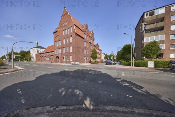 Rheinstraße primary school, brick building with gable, intersection of Virchowstraße and