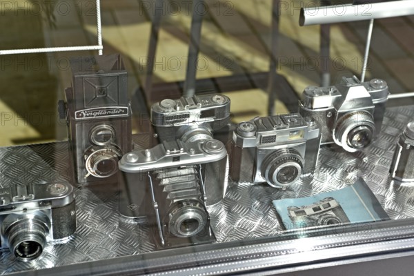 Europe, Germany, historical cameras in the window of a photo shop, Europe
