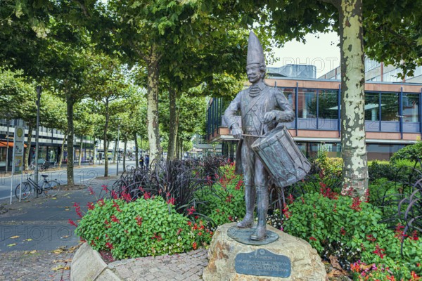 Statue, guard drummer of the Mainz Prinzengarde on Schillerplatz in Mainz, Rhineland-Palatinate,