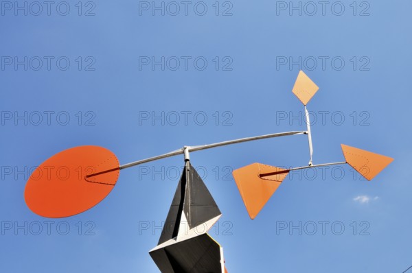 The modern sculpture -Crinkly avec disque rouge- by the US-American sculptor Alexander Calder,