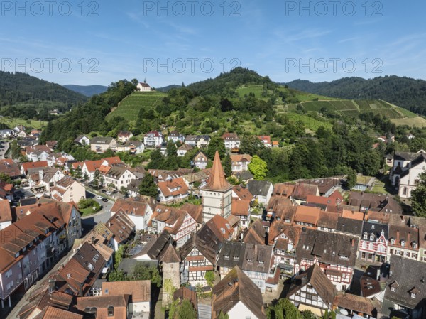 The old town centre of Gengenbach with the Haigeracher Tor, town gate, and the Jakobuskapelle,