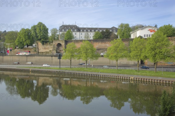 Castle with historic city fortifications, city wall, motorway, traffic, cars, Saar embankment,