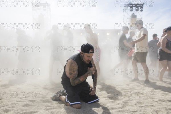 Matthias Engst, singer of the band Engst on the beach in front of the Becks Beach Stage at the
