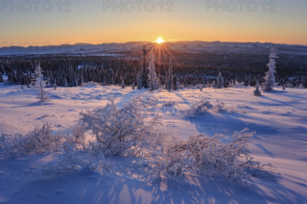 Winter mountain landscape, sunrise, sunbeams, winter, snow, cold, Dempster Highway, Yukon, Canada,