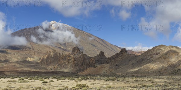 Pico del Teide, 3715m and Roques de Garcia, Teide National Park, Tenerife, Canary Islands, Spain,