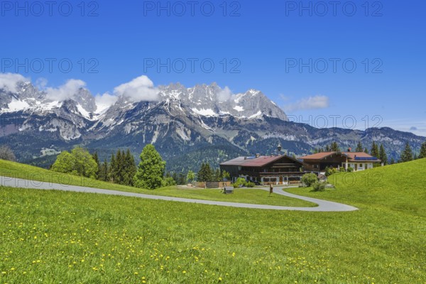 Wilder Kaiser with farmhouse, snow-covered peaks, Going am Wilden Kaiser, Tyrol, Austria, Europe