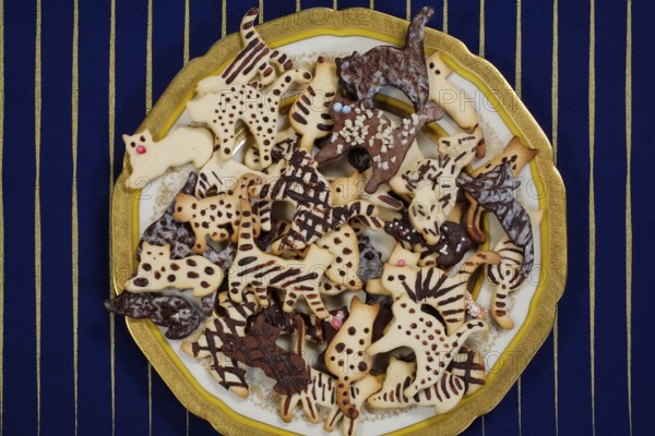 Swabian cuisine, Swabian Christmas biscuits, cookie cutters, shortbread biscuits, cat figures,