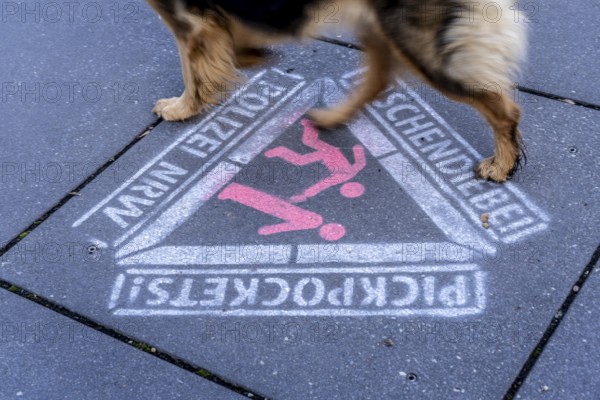 Warning against pickpockets, sprayed on the pavement, action by the North Rhine-Westphalia police,