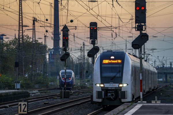 Regional-Express, RE1 to Dortmund, RRX, Rhein-Ruhr-Express, arriving at Essen main station, dusk,