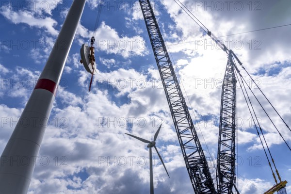 Erection of a wind turbine, wind energy plant, assembly of the ring generator, with a crawler