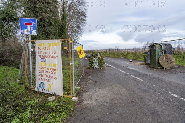 Barricades, obstacles, in the camp of climate activists in the rest of the village of Lützerath,