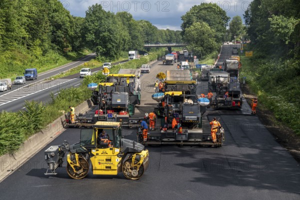 Renewal of the road surface on the A40 motorway between the Kaiserberg junction and Mülheim-Heißen,