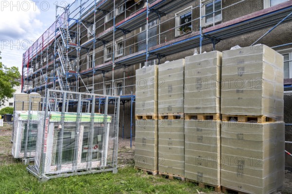 Energy-efficient refurbishment of an apartment block, thermal insulation, new windows and new roof