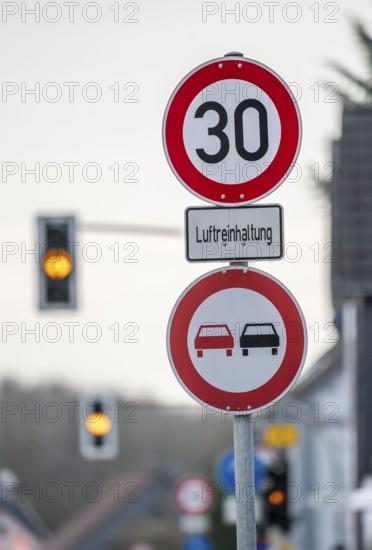 30 km/h zone on Kölner Straße, in Mülheim an der Ruhr, federal road B1, to keep the air clean