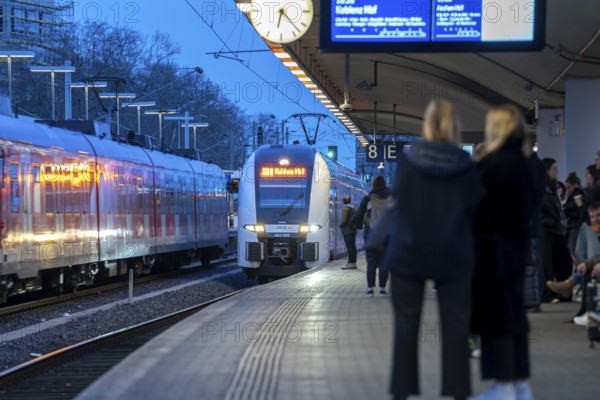 Cologne-Deutz railway station, platform for local trains, S-Bahn, regional trains, Cologne, North