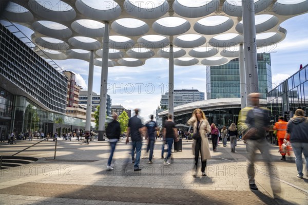 Station forecourt of Utrecht Centraal station, people on their way to and from the station, Hoog