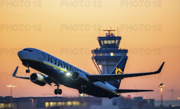 Ryanair Boeing 737, aircraft taking off at Cologne-Bonn Airport, CGN, Runway 14L/32R, Cologne,