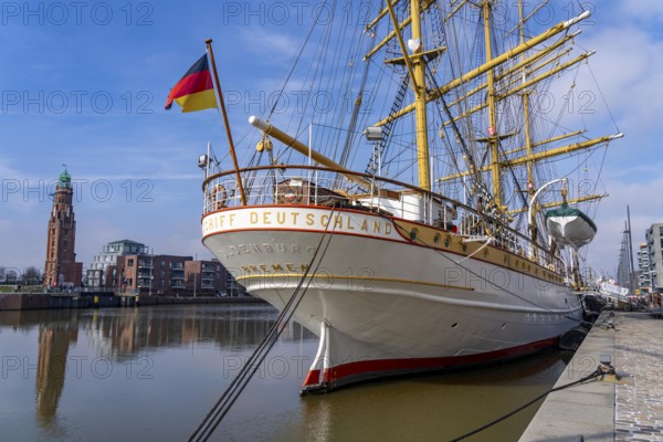 New harbour, harbour basin, harbour district, residential buildings, office buildings, marina and