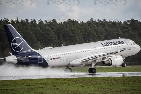 Lufthansa Airbus A320-211, D-AIQT, Runway West, Frankfurt am Main Airport, FRA, Hesse, Germany,