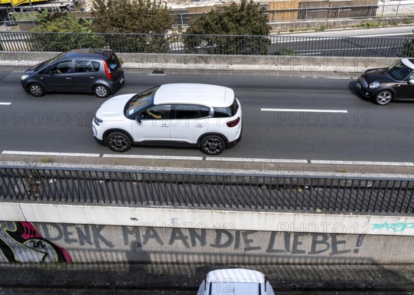 Graffiti on the ramp to the Rheinkniebrücke bridge in Düsseldorf, Denk ma an die Liebe