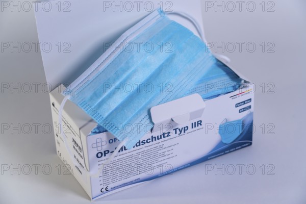 Pack of surgical face masks, with CE marking