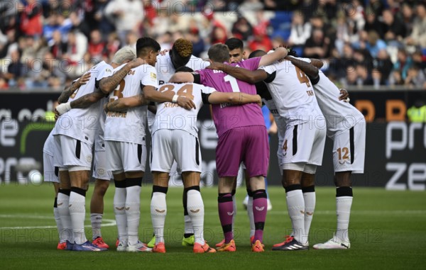 Bayer 04 Leverkusen, team building, team circle in front of the start of the match, PreZero Arena,