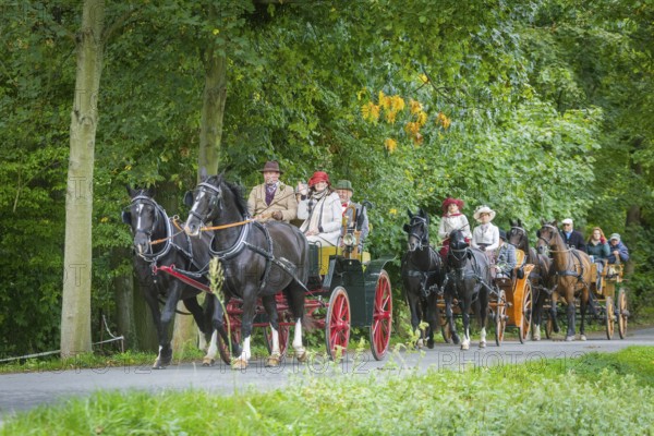Presentation and route ride, all carriages in stylish tension, popular sporting event over approx.