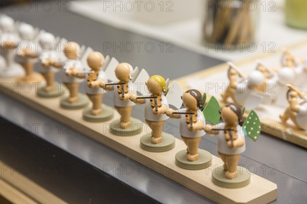 Work steps when painting the angel figurines in the Wendt & Kühn world in Grünhainichen,
