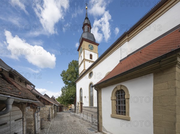 Hemalige so-called Kirchgaden, barns, on the right the Protestant St John's Church in the historic