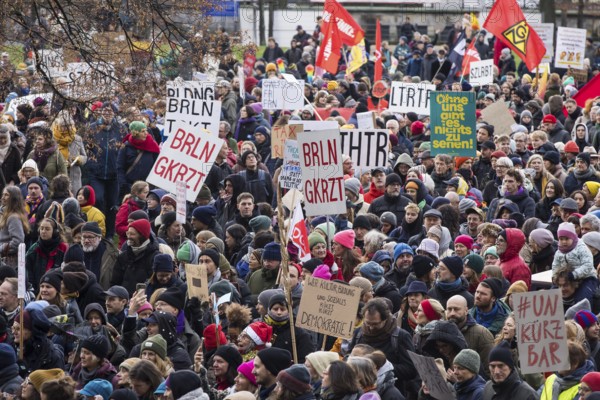 Participants with a large number of signs at the starting point in the Lustgarten during the