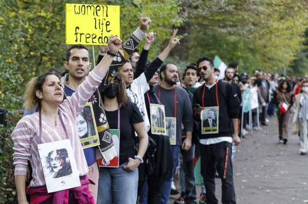 Thousands of Iranians demonstrate in Berlin to support the protests in Iran. With a human chain,