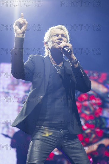 Matthias Reim live on ..und plötzlich bist du Kult! Tour in the Berlin Uber Arena on 29 December