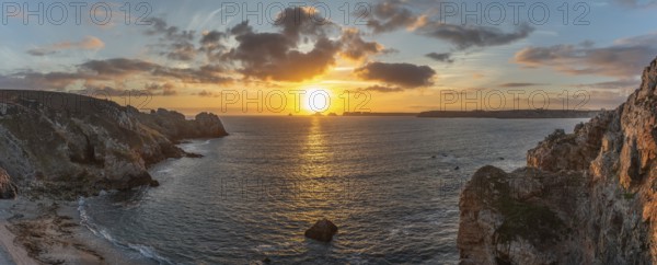 Sunset on the Pointe de Dinan, a sublime point, Panorama, panoramic. Crozon, Finistere, Brittany,