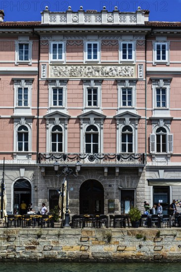 Commercial and residential houses of old families on the Grand Canal in the heart of Borgo