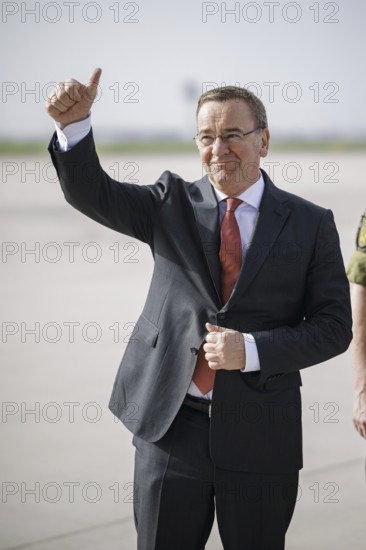 Federal Minister of Defence Boris Pistorius, SPD, bids farewell to the 20 or so soldiers of the