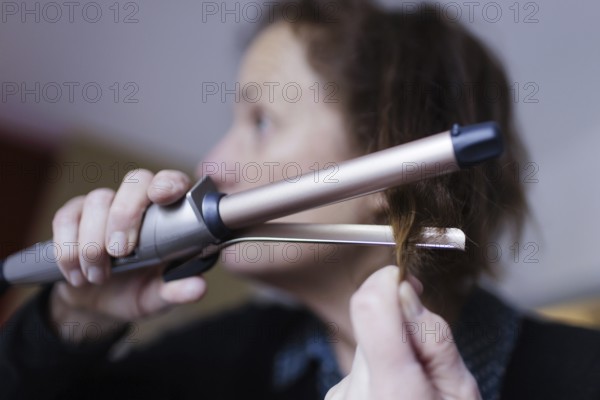 Topic: Woman with curling iron, Bonn, 08.12.2023