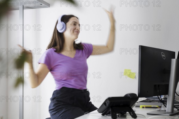 A woman dances at her workplace in Berlin, 08/08/2024
