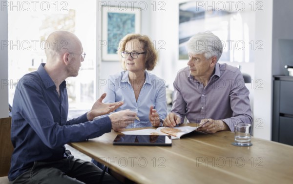 Symbolic photo on the subject of counselling. An older woman and an older man sit together at a