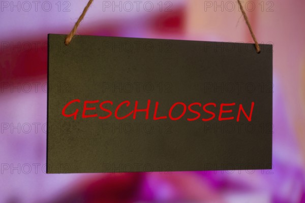 Sign with the notice closed on a shop window (Composing)